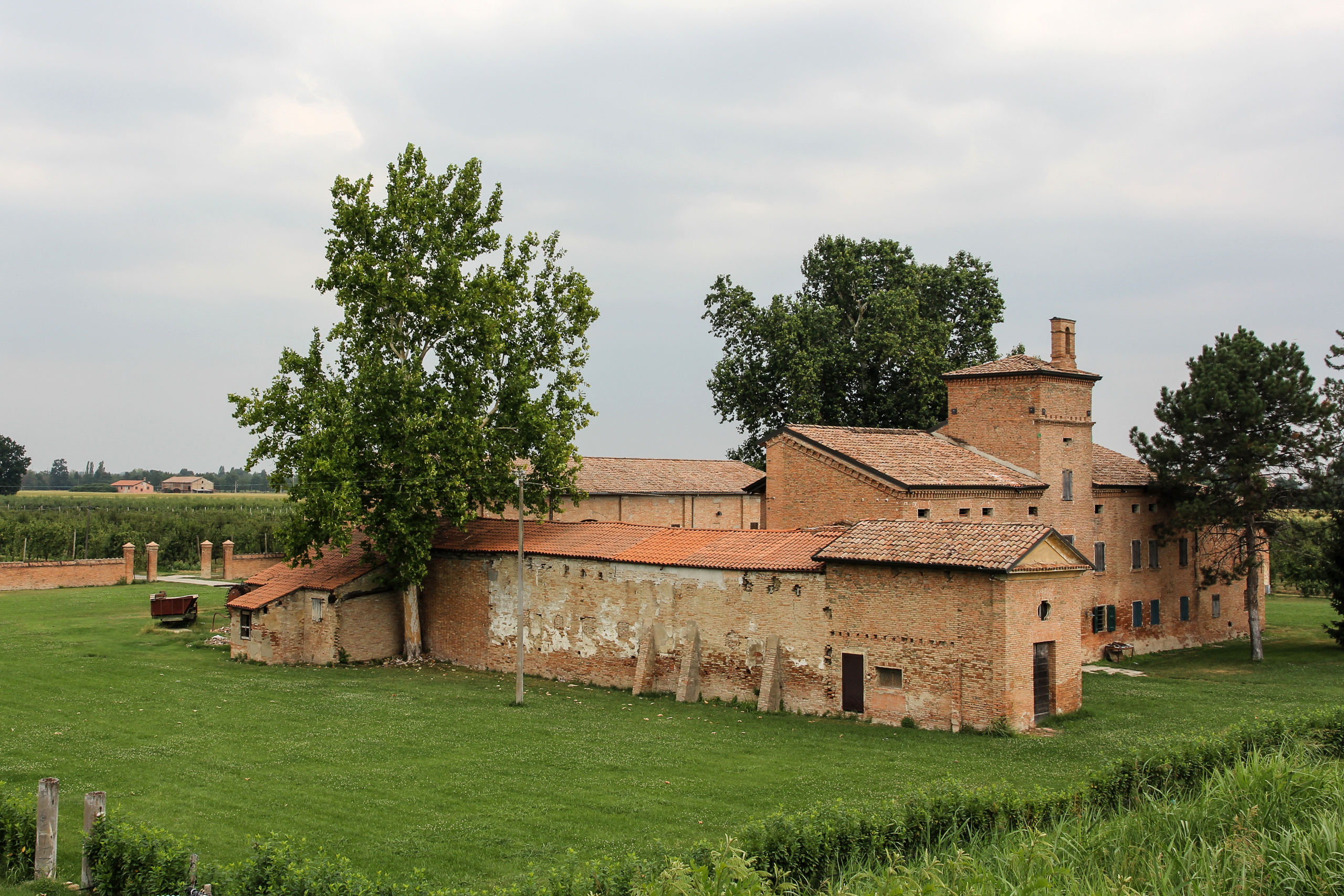 Großes Ziegelgehöft am Feldrand, halb Herrenhaus, halb Wirtschaftshof